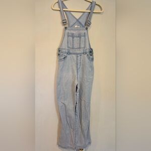 Universal Thread Size 0 Light Wash Denim Overalls. In good Pre-owned condition